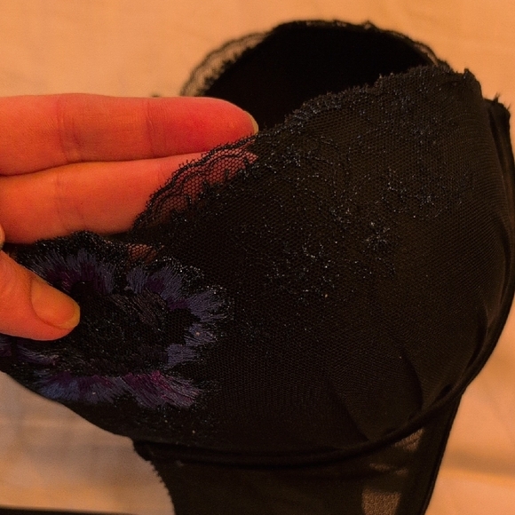 Victoria's Secret Black and Blue Floral Lace Bra - Picture 11 of 12
